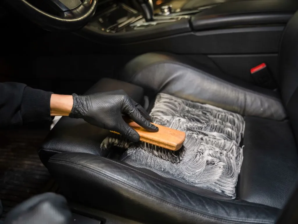 Lædersæde rengøres med detailing-børste før læderbehandling